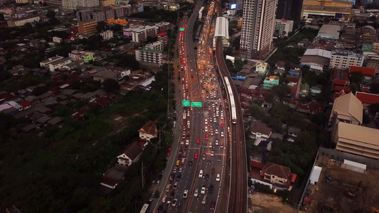 曼谷市的公路夜景图片