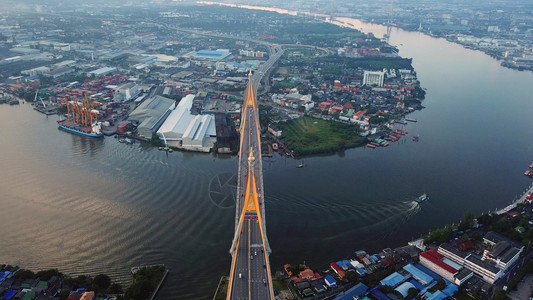 BhumibolBridge和ChaoPhraya河的空中景象图片