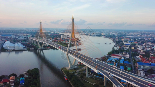 BhumibolBridge和ChaoPhraya河的空中景象图片