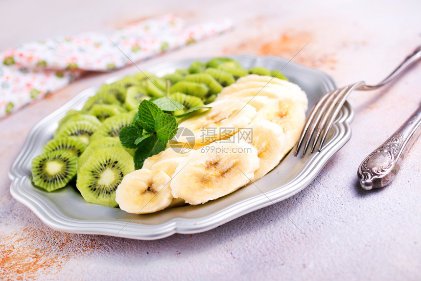 椰菜和香蕉盘子新鲜水果图片