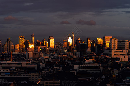 ChongNonsiSathorn曼谷市中心亚洲智能城市的金融区和商业中心日落时的Skycraper和高层建筑图片