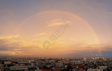 曼谷天线市中心和金融区日落时有180度彩虹位于泰国城市的建筑物图片