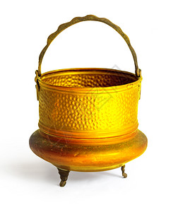 以剪切路径关闭白色背景上孤立的古董金锅图片素材