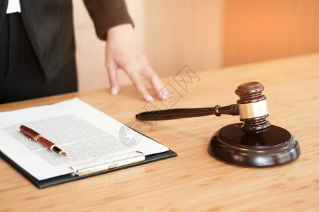 律师法官法律顾问向客户提出一份与手架和法律签订的合同司法和律师概念背景
