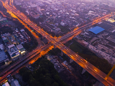 高速公路交界处的空中观察图片