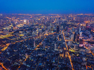 位于亚洲智能城市的金融区和商业中心夜里有天窗和高楼大图片