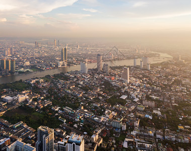 曼谷市中心ChaoPhraya河的空中景象亚洲智能城市的金融区和商业中心日落时的Skycraper和高层建筑图片