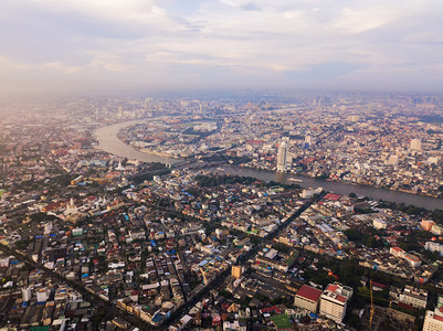 曼谷市中心ChaoPhraya河的空中景象亚洲智能城市的金融区和商业中心日落时的Skycraper和高层建筑图片