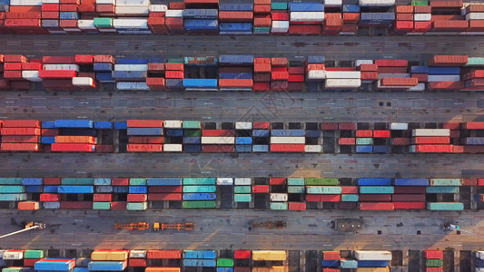 集装箱货轮在城市进出口业务和物流国际货进出口业务中的空最高视野由起重机将货物运往港口图片