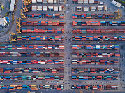 集装箱货轮在城市进出口业务和物流国际货进出口业务中的空最高视野由起重机将货物运往港口图片