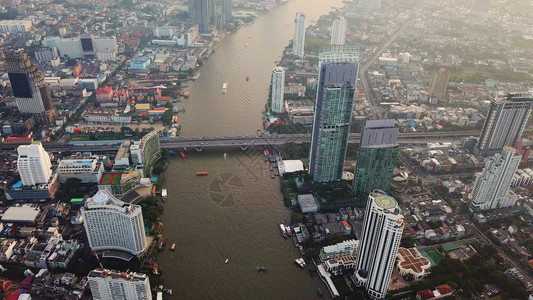 曼谷市中心ChaoPhraya河的空中景象亚洲智能城市的金融区和商业中心日落时的Skycraper和高层建筑图片