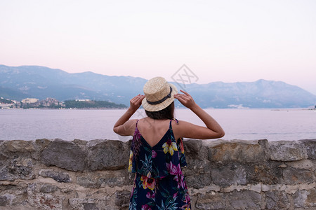 欧洲夏季旅行前往地中海目的旅游妇女度假在旧的和美丽地中海城市街道上穿着帽子和暑期服装行走图片