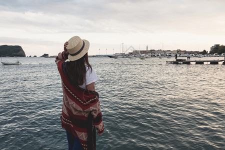 海边戴帽子的年轻女孩在望着地平线照片来自古代彩色Instagram风格海边的年轻女孩照片来自古代彩色Instagram风格图片