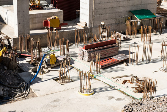 建造新房屋基础的建设过程混凝土和金属基座建筑的第一阶段图片