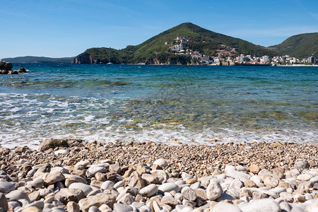 地中海滩全景亚得里海地貌的蓝夏天黑山欧洲图片