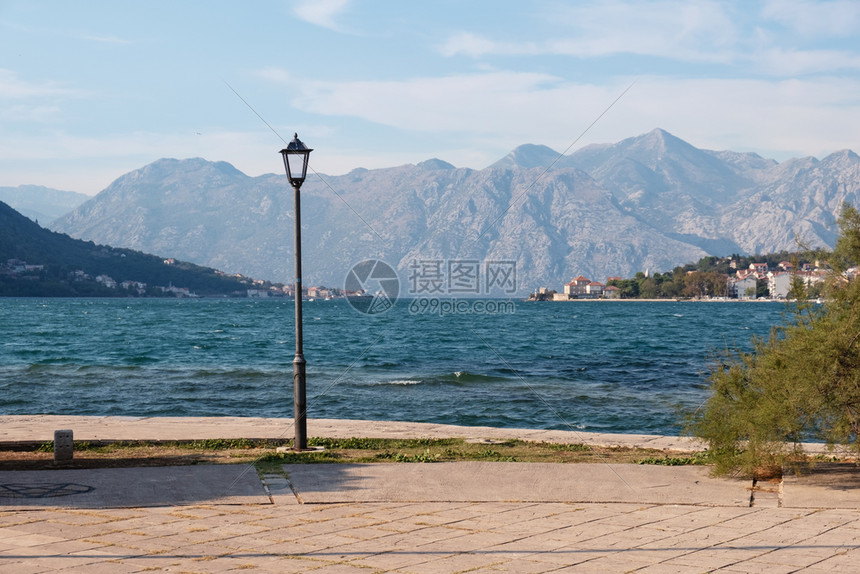 俯视科托尔湾海滨的全景夏季蓝海和山峰黑的科托尔湾黑山的科托尔湾海滨全景科托尔湾图片