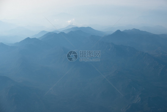 意大利阿尔卑斯山脉的福吉地脉环绕着天空图片