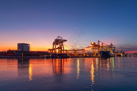 日落时的港口图片