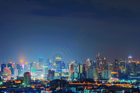曼谷市中心Sathorn的空中景象亚洲智能城市的金融区和商业中心夜里天桥和高楼大图片