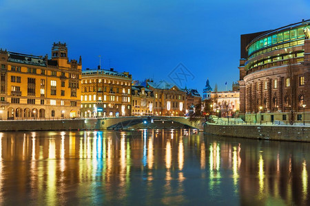 瑞典斯德哥尔摩老城GamlaStan冬季夜间风景图片