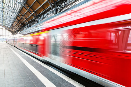 具有创意的抽象铁路旅行和运输工业概念车站平台上现代红色高速电动客车往返运动效果模糊图片