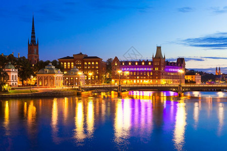 瑞典斯德哥尔摩旧城GamlaStan码头建筑的美丽夜晚风景全图片