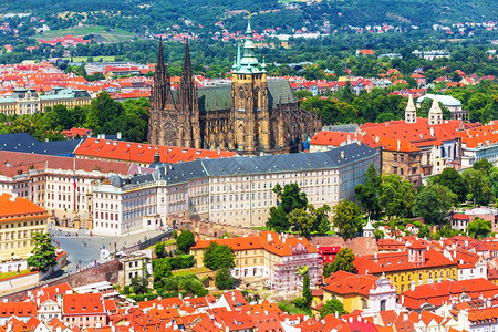 捷克布拉格老城圣维图斯大教堂建筑夏季风景图片