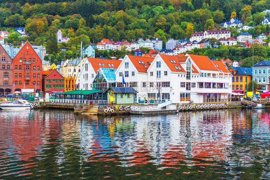 挪威卑尔根Bryggen旧城码头建筑的夏季风景全图片