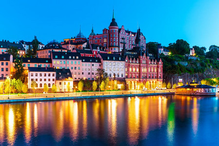 瑞典斯德哥尔摩Sodermalm区旧城码头建筑的景色夜图片
