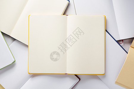 打开笔记本或带有空页面的书顶视图图片