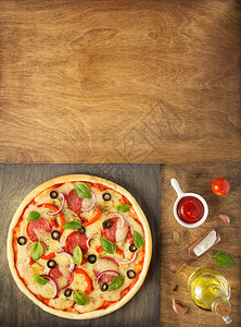 顶视图木制桌边的比萨饼和食品成分图片