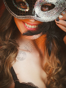 女在黑暗背景上戴着狂欢节的面罩女在黑暗背景下戴着狂欢节的面罩图片
