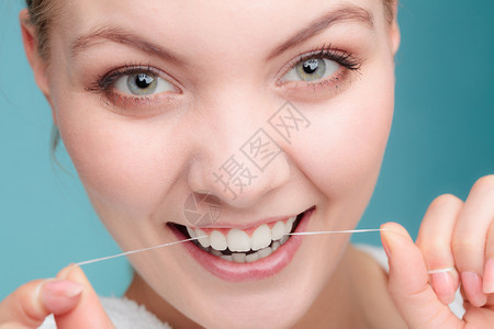 口腔卫生和保健微笑的妇女使用牙科线白健康齿妇女用线微笑图片