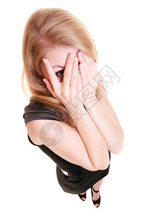 害怕的惊吓女人肖像她用手指窥视白被孤立的手指害羞女孩用双手遮住
