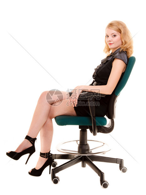 商业和办公室概念坐在椅子上全长的优雅女商人图片