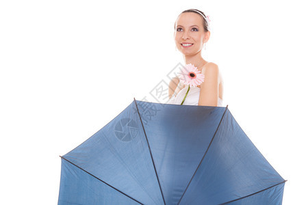 带着蓝色雨伞和格贝拉花的白裙子快乐美丽新娘快乐的年轻女孩在雨中微笑的婚礼日与白色背景隔绝快乐的新娘带着雨伞和鲜花图片