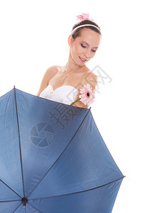 带着蓝色雨伞和格贝拉花的白裙子漂亮新娘图片