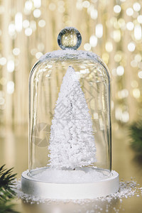 圣诞装饰抽象金本底的圣诞装饰树在雪球里的树上抽象本底的圣诞装饰关闭图片