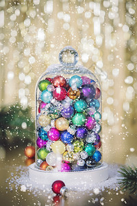 圣诞装饰有抽象的金背景圣诞球在雪里装饰有球和雪图片