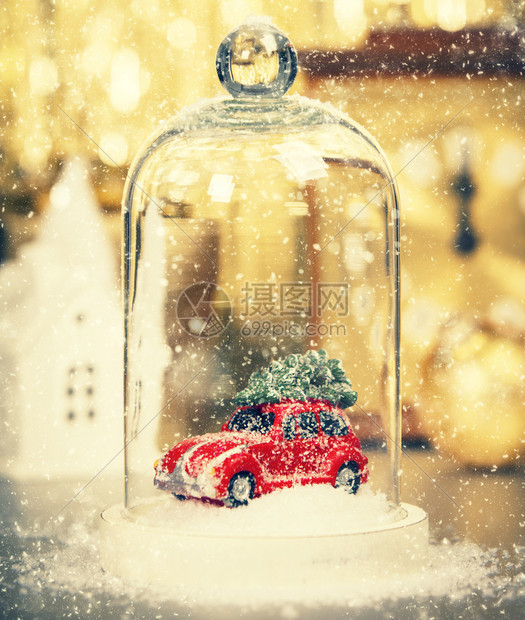圣诞装饰抽象的金本子在圣诞雪球里有树的汽车关闭图片