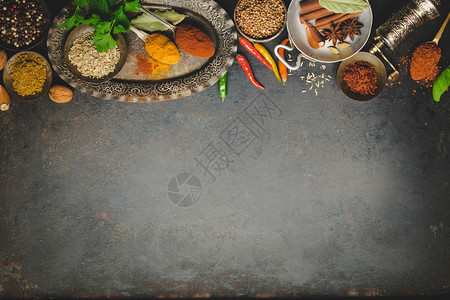 黑暗背景的草药和香料土耳其语印度亚洲烹饪概念平地文字空间暗背景的草药和香料文字空间图片