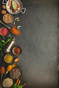 黑暗背景的草药和香料土耳其语印度亚洲烹饪概念平铺文字空间图片