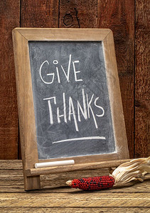 感谢恩节概念生锈的黑板标志配有比谷仓木的装饰玉米背景图片