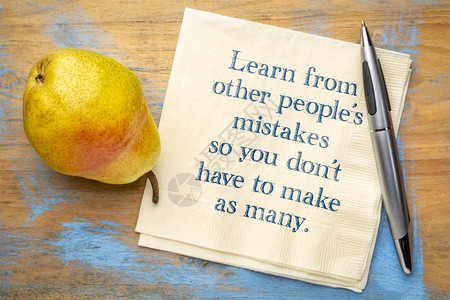 向其他人学习错误所以您必须做这么多手写在餐巾纸上背景图片