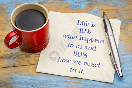 生命是10的发生在我们身上的90我们如何适应它笔迹在餐巾纸上加一杯咖啡图片