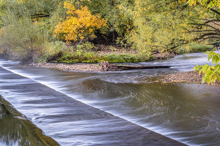 科罗拉多州林斯堡Poudre河Poudre的水分转移大坝落色风景图片