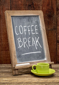 咖啡休息标志黑板上白粉笔迹加一杯咖啡图片