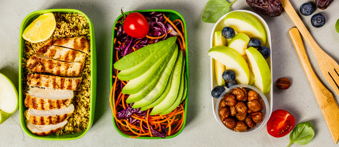 健康膳食预容器烤鸡胸沙拉鳄梨莓果苹坚和干椰子Keto饮食自给低碳健康食品概念顶端视图图片