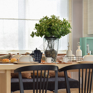 用漂亮的花瓶和现代椅子在木制桌上安装早餐图片