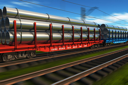 装有金属管道的高速货运火车图片